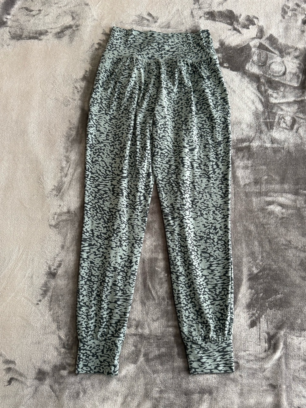 Athleta Salutation Jogger Ocelot Print Size S Soft Teal Grey Yoga Pants Athletic - Picture 7 of 11